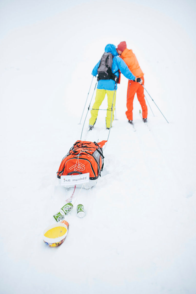 Et utradisjonelt bryllup i brudeparets ånd. Vielsen fant sted utenfor Kalhovd turisthytte, og brudeferden går over Hardangervidda i påsken.