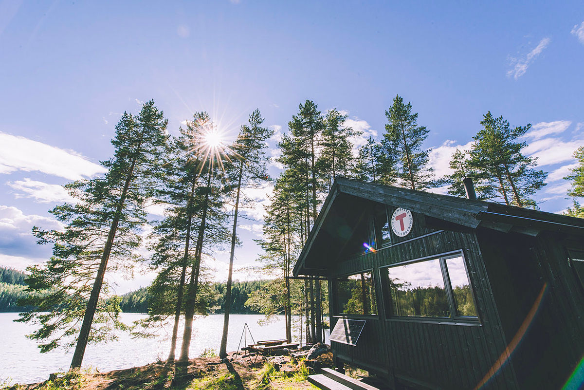 Hyttene i Østmarka er svært populære. Her er den nye hytta Huldreheim ved Ramstadsjøen.