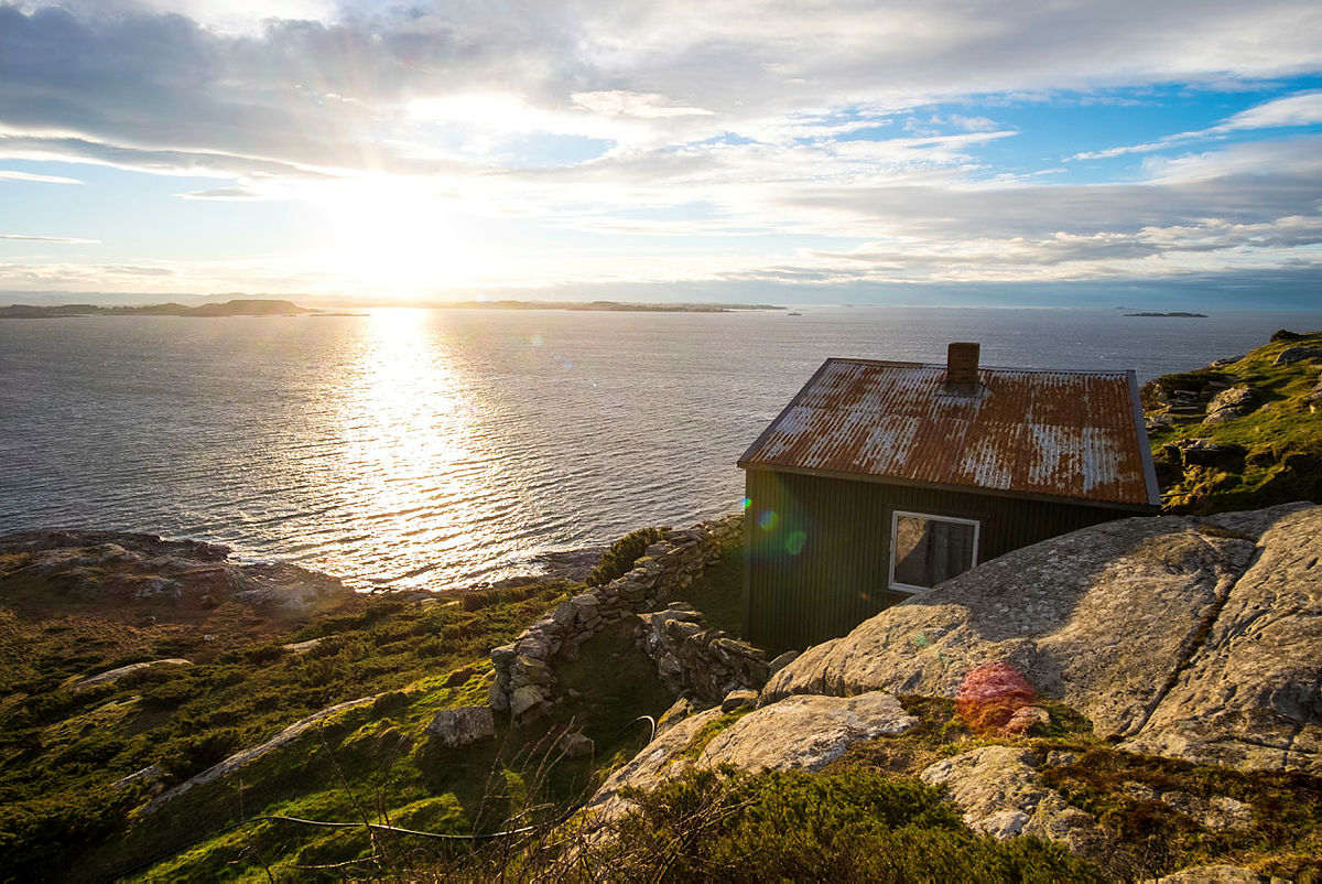 Nyt en romantisk helg på vakre Fjøløy med panoramautsikt.