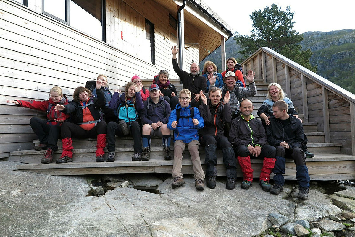 Bilde: Ungdomsgruppa sittende på trappa til Jonstølen turisthytte.