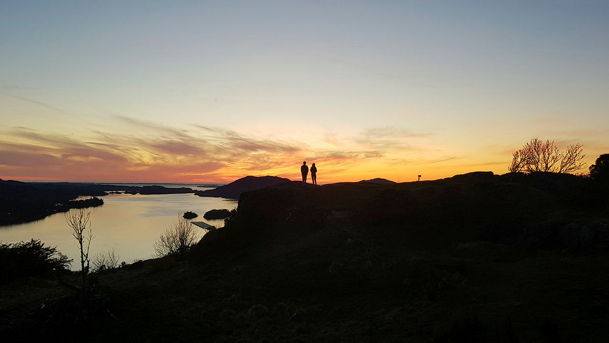 Jenter i siluett på Hestfjellet, Alver, Nordhordland.