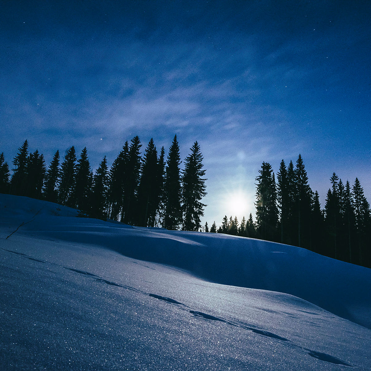 Vintertur med fullmåne er en magisk opplevlse.