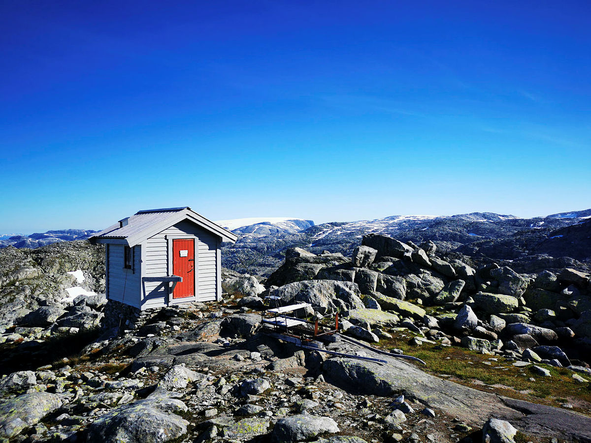 Breidablikk 1322 m.o.h. Til høgre for utedoen ser vi mot (Nordre) Folgefonna.