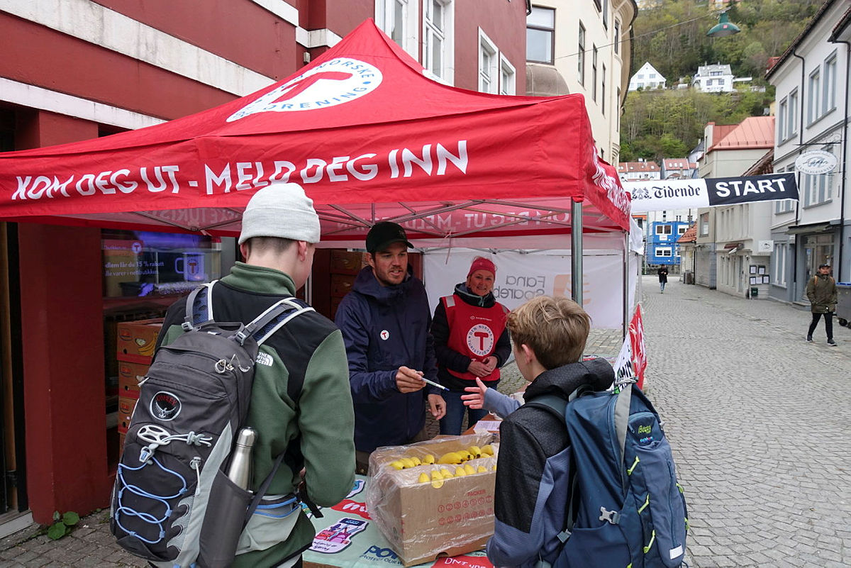 Ungdomsansvarlig i Bergen og Hordaland Turlag Rune Mo-Bjørkelund delte ut bananer og klippekort før turen.