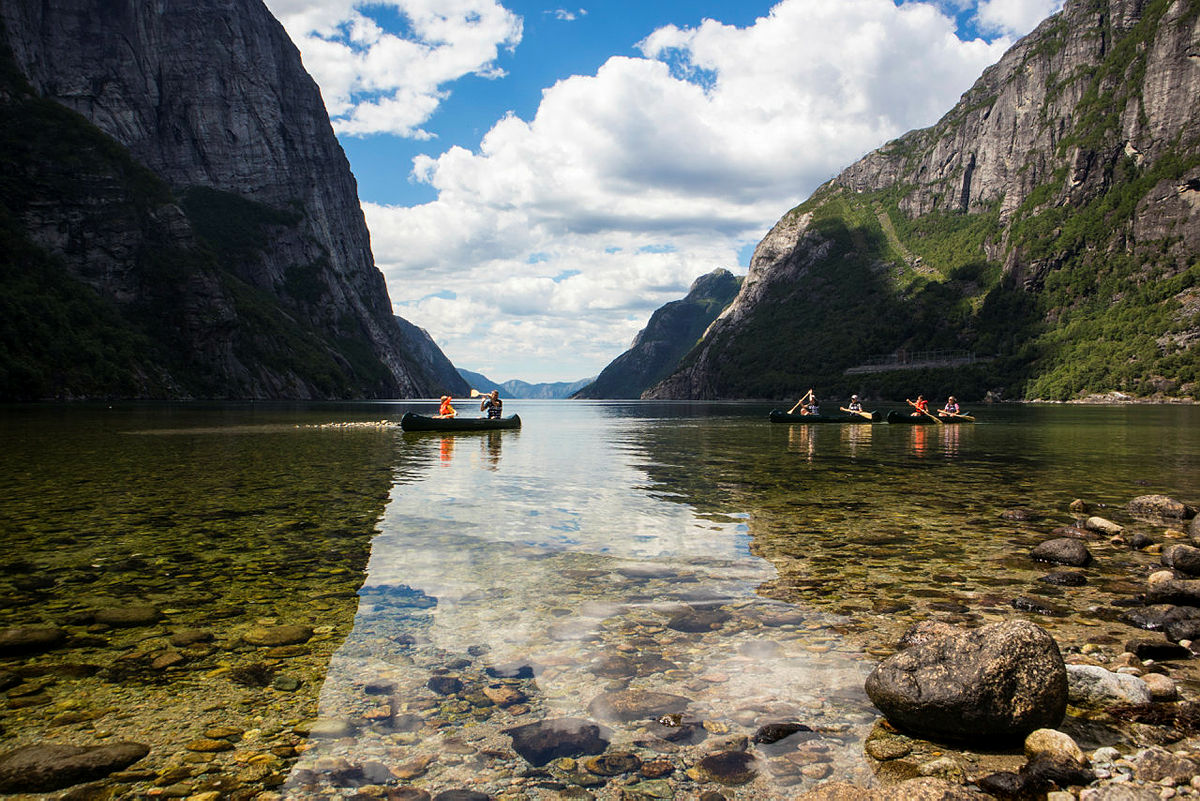 Lysefjorden turisthytte ligger innerst i vakre Lysefjorden, og har åpent til 10. oktober. Her kan du virkelig nyte luksusen av vakre naturopplevelser, en nyoppusset turisthytte i regnbuens farger og herlig tilberedte måltider.