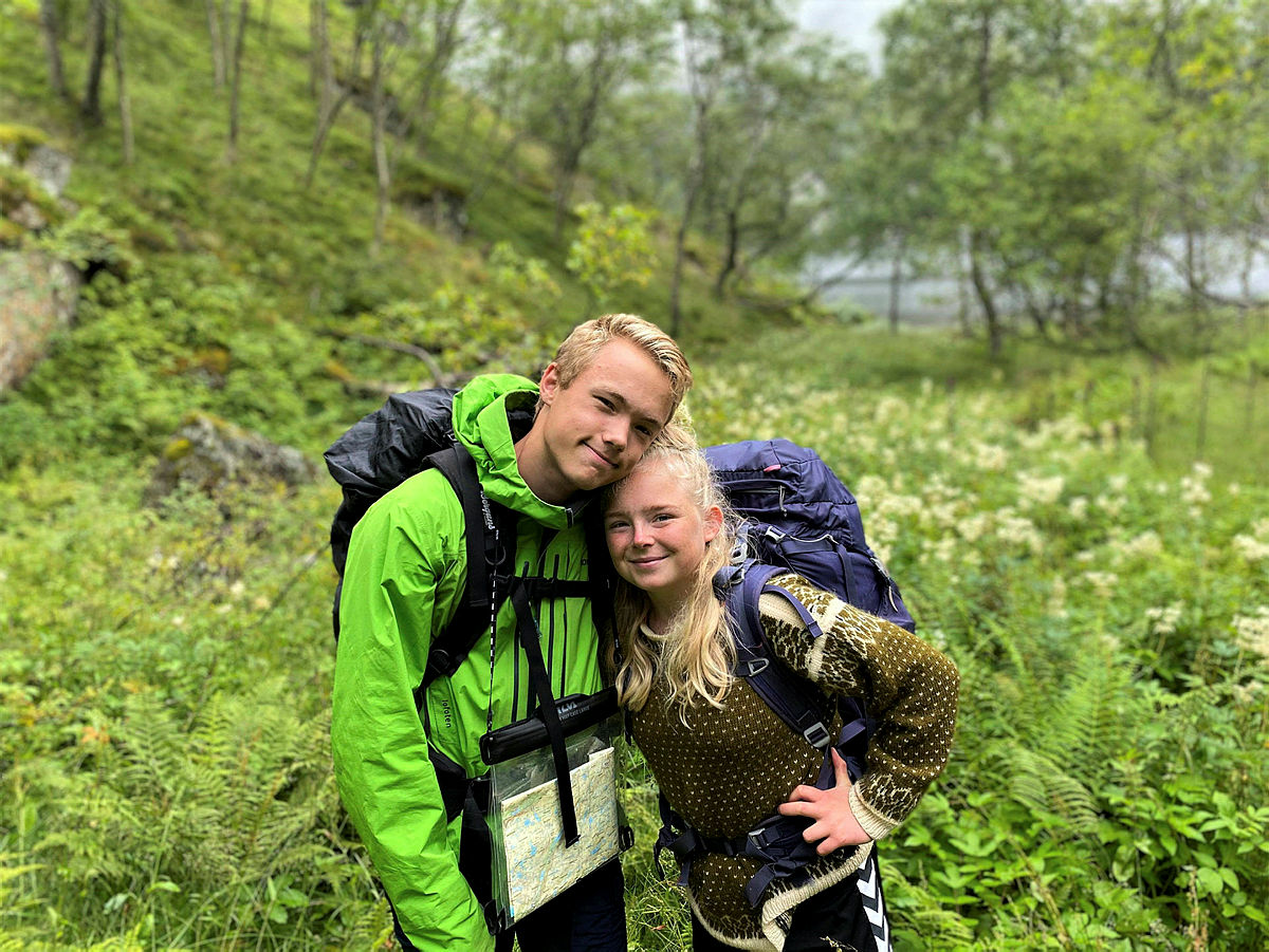 HYTTESAMLERE: Tilde og Birk har nådd målet sitt om å besøke alle STF-hyttene. Her er de på vei fra Blåfjellenden til Månafossen i idylliske omgivelser.