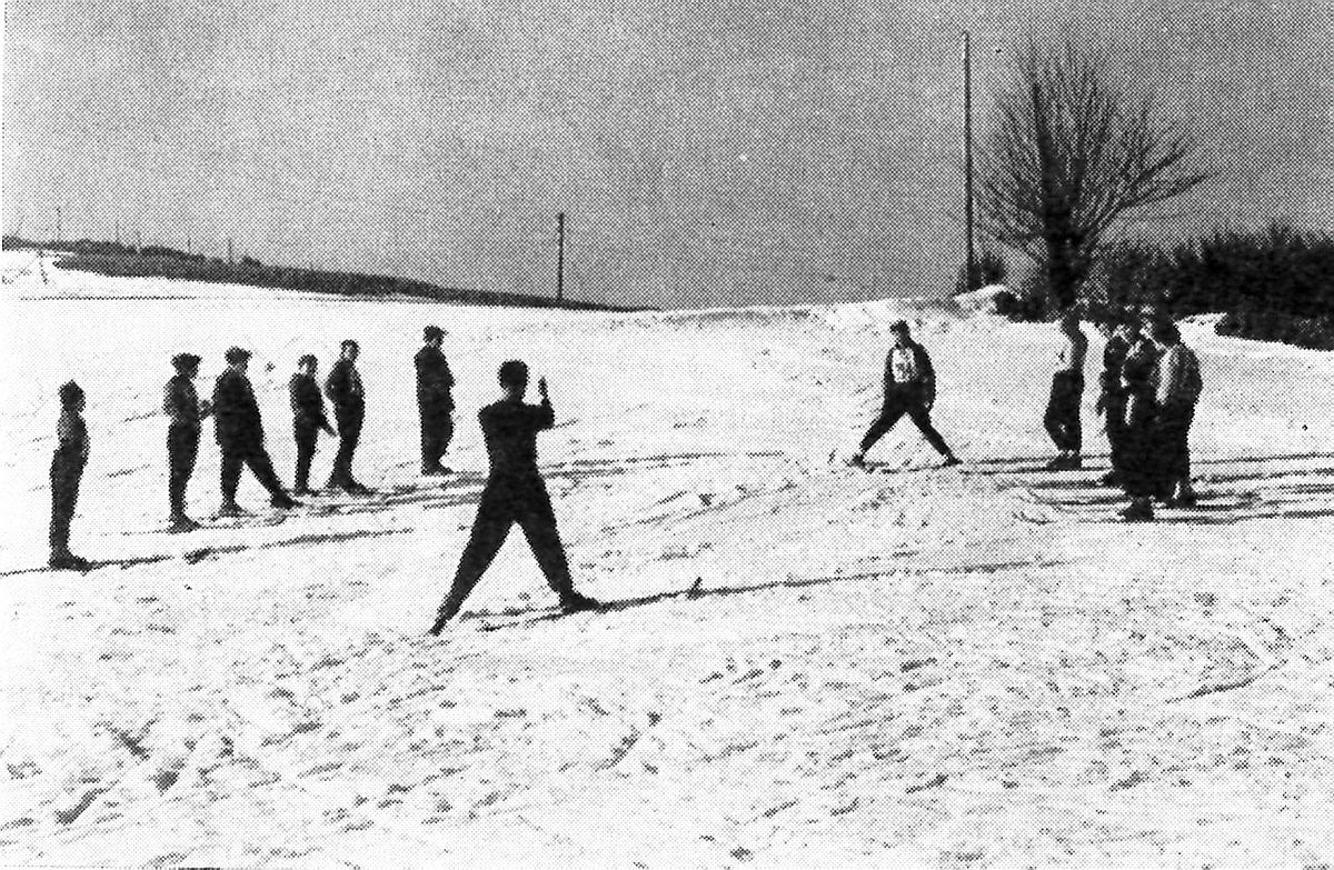 Fra et av de første årene med Skiskolen, antakelig 1958 eller 1959. Bildet er hentet fra årboka 1959 og viser trening på teknikken «plogbrems».