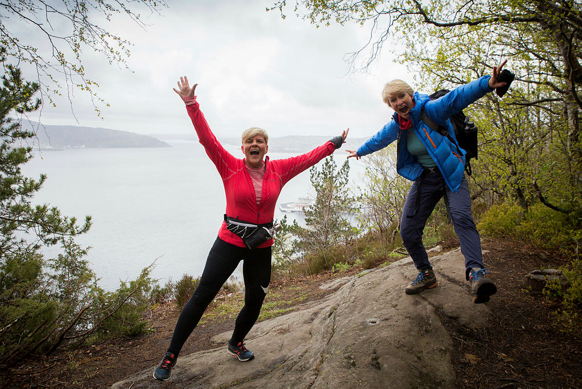 Byråd for eldre, helse og frivillighet Beate Husa på toppen av Permisjonsstien sammen med Helene Ødven i Turlaget.