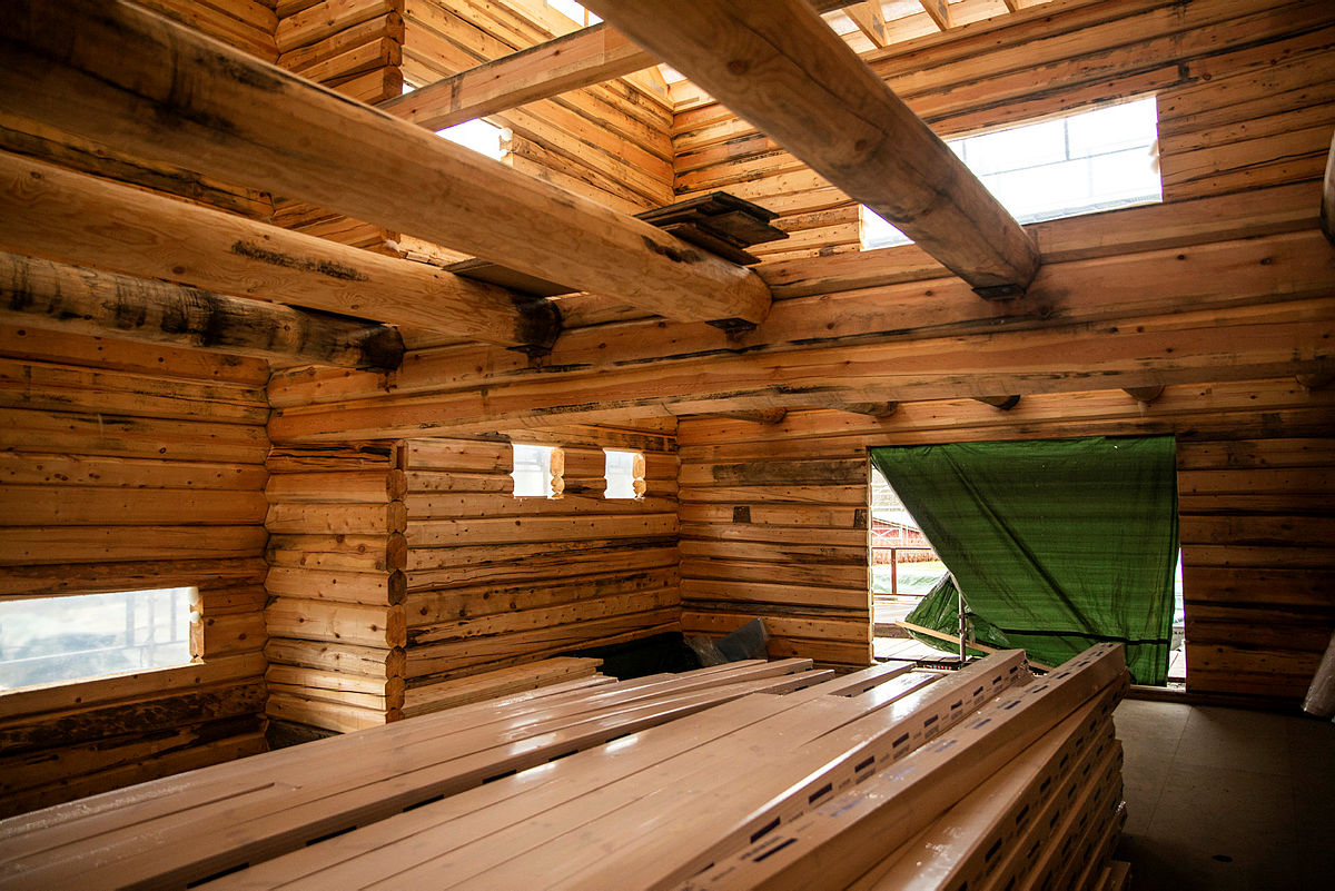 Sovehusets konstruksjon består av materialer fra to gamle tømmerhus fra Gausdal som er blitt laftet opp på nytt.