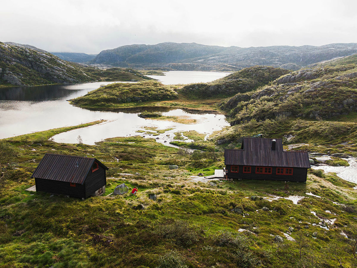 SOMMERLIG: Grautheller er enkelt å komme til, og en ideell base for sommerferien. I elva og vannet er det flere fine badekulper. Her kan du også låne robåt.