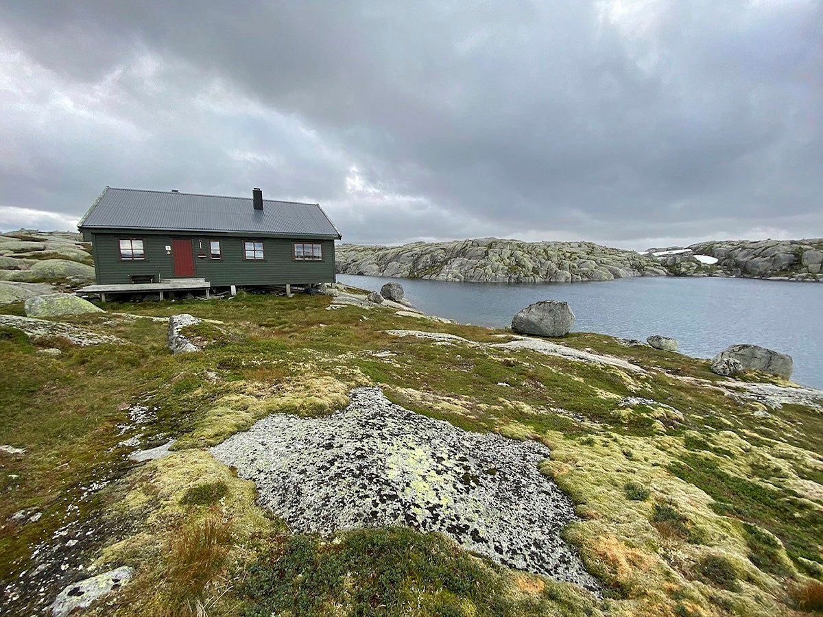 Bilder fra Eidavatn turisthytte i Hjelmelandsheiene.
