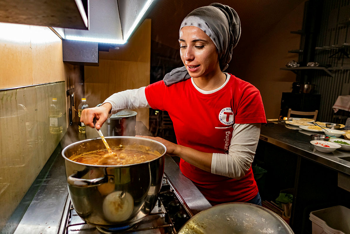 MAT PÅ TUR: I fjor inviterte Amy på pakistansk aften på høsttur til Skåpet.