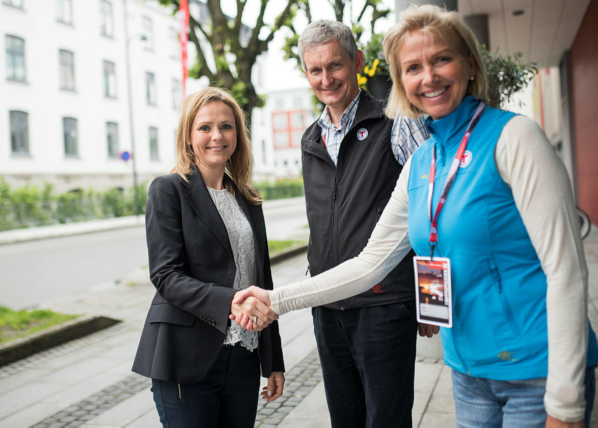 Nils Øveraas og Berit Kjøll tar imot kulturminister Linda Helleland på DNTs landsmøte