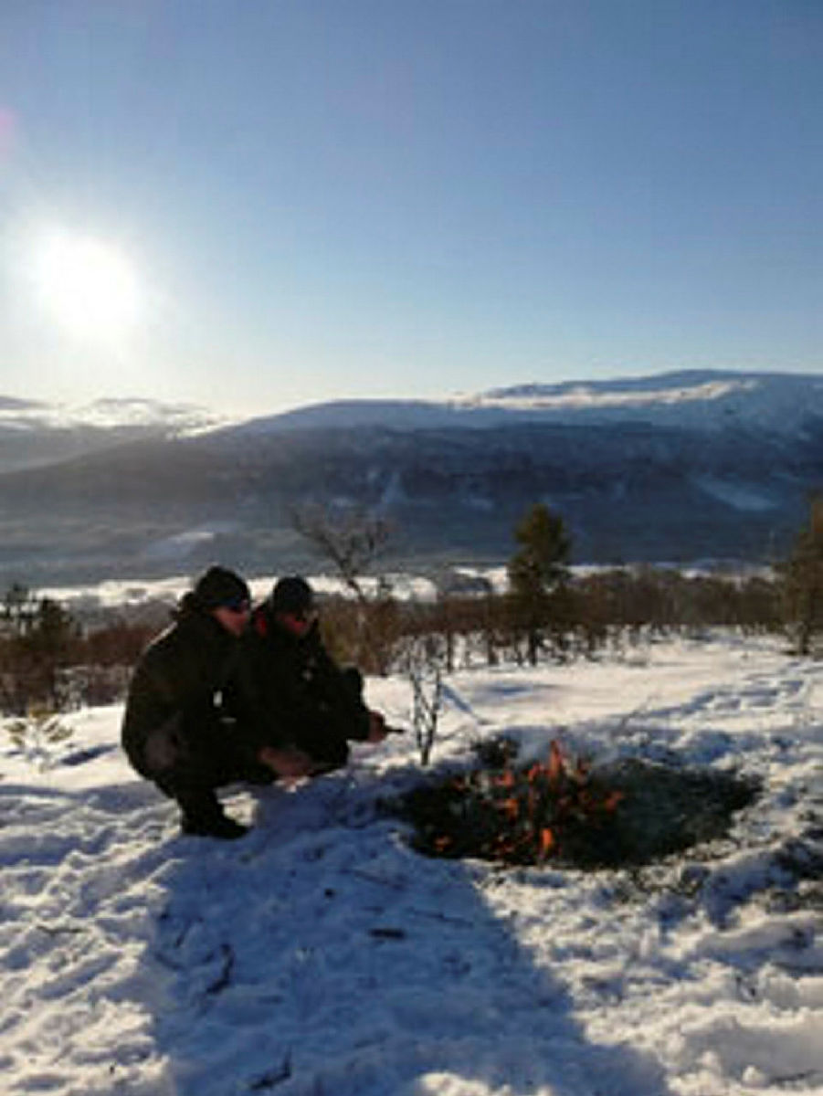 Grilling av julepølser – ypperlig turmat ifølge Girts og Marjus.