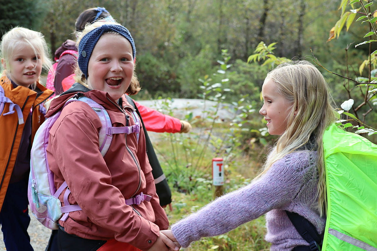 PÅ NÆRTUR:  Ina Berge og Kristin Bjerk koser seg hånd i hånd på nærtur i Hommersåk. De elsker at lærerne deres bruker naturen som læringsarena.