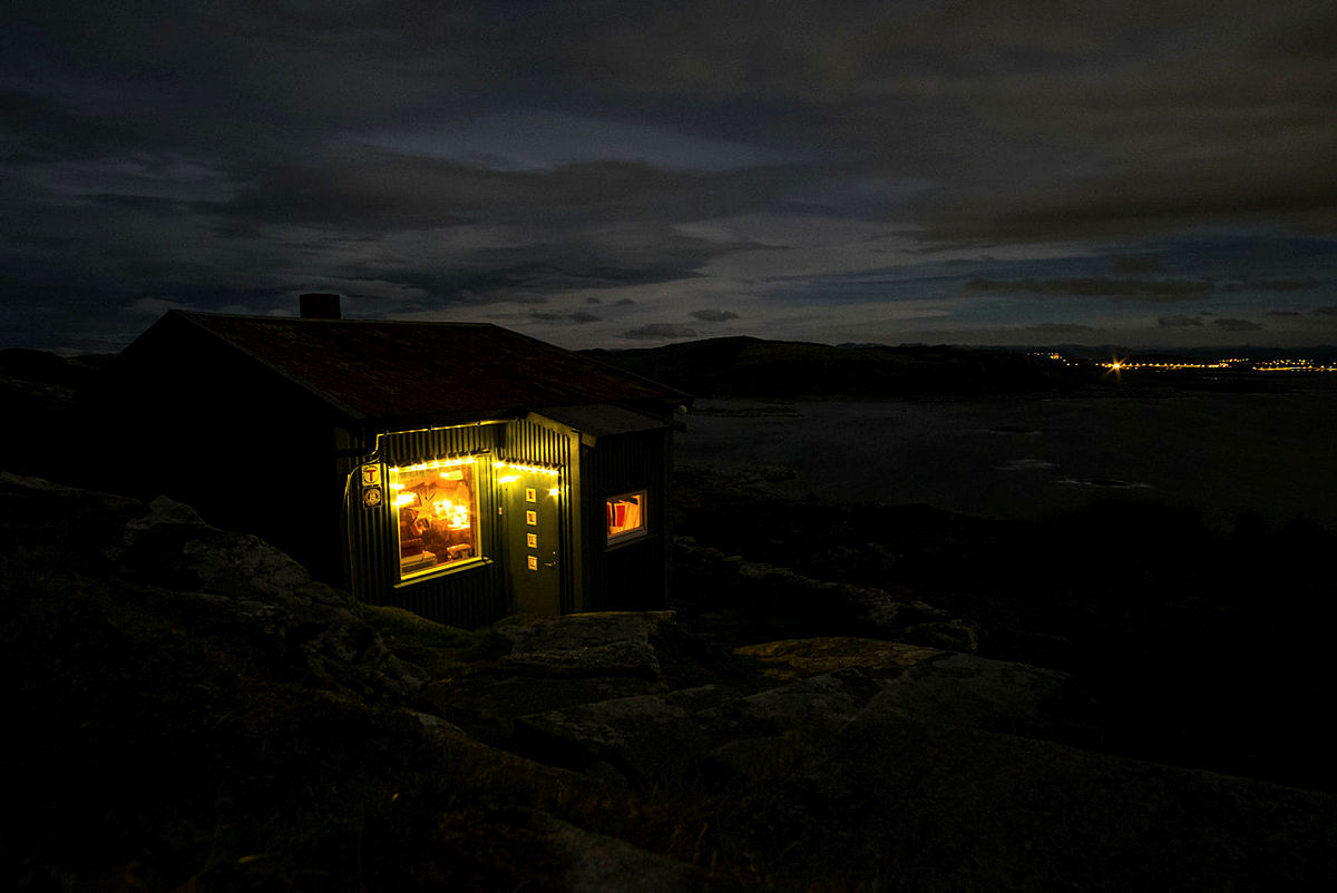 FJØLØY: Ei batteridriven lyslenke aukar julestemninga. Frå hytta har du panoramautsikt mot Stavanger.