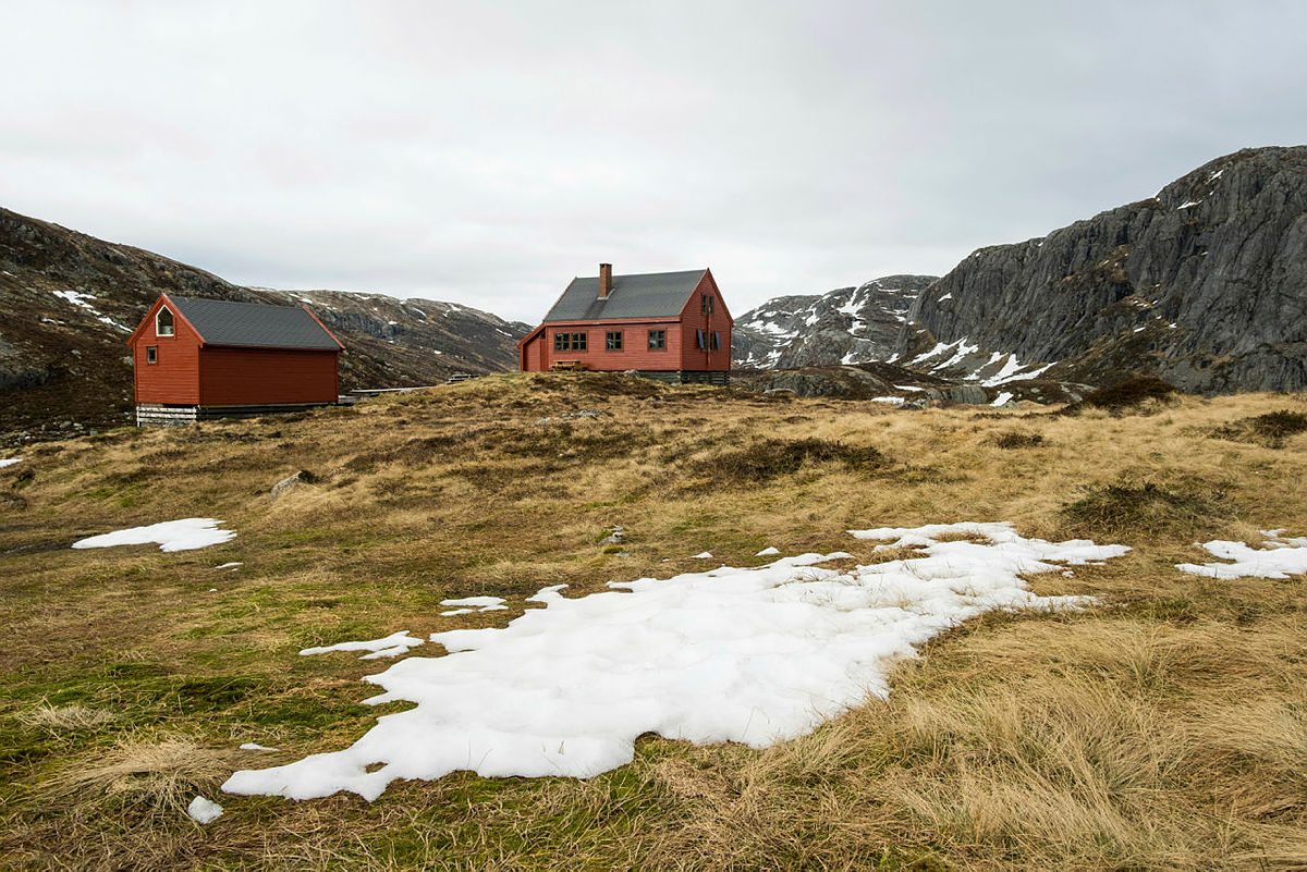 Stakken turisthytte i Hjelmeland. Bilder fra mai 2021.