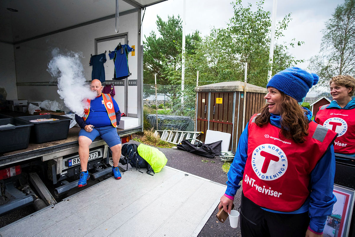 Bilder fra målområdet på Tripp Trapp Triathlon 2018. Frivillige, deltakere og ansatte. 