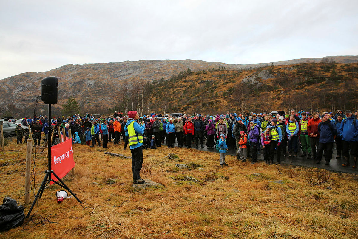 Helene Ødven holder appell under støttemarsj for Stølsheimen, 11. november 2018 ved Dyrkolbotn.
