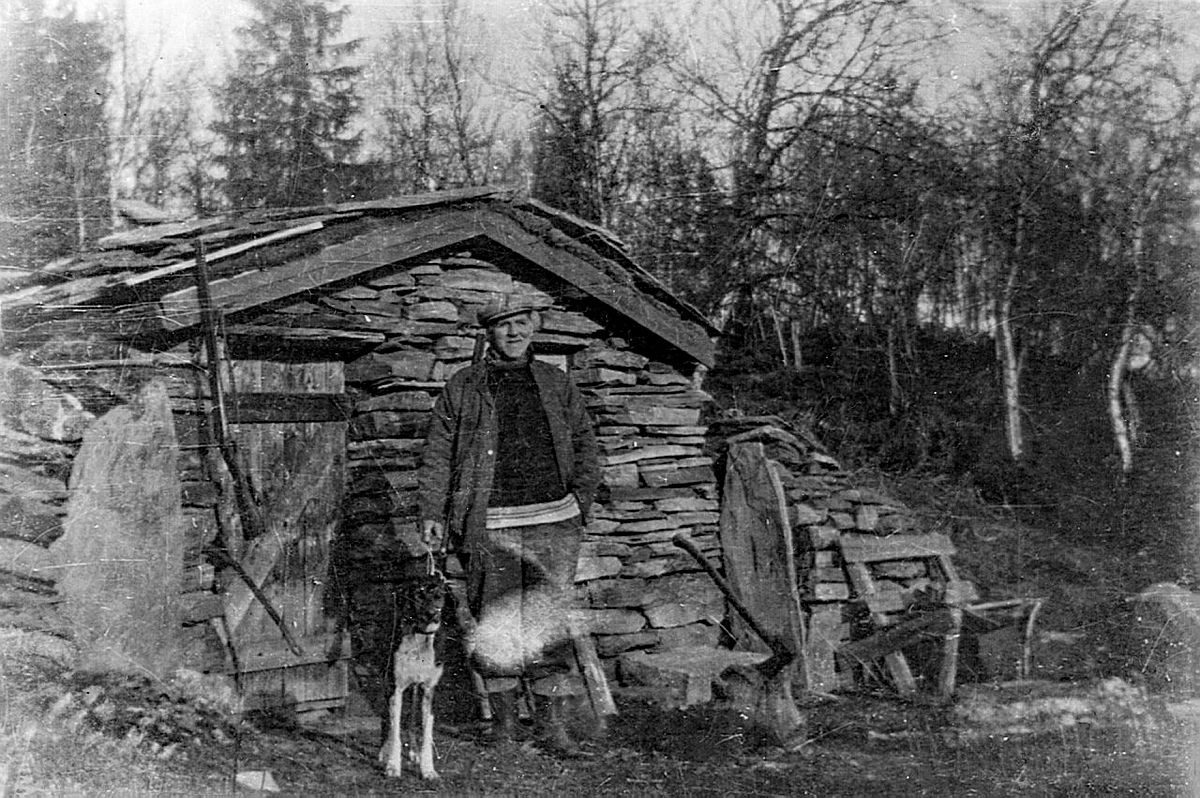 Eit foto som Kristen fekk frå Kari og Hans Wassrud var til stor hjelp ved oppattbygginga. Bildet frå 1940 talet viser korleis bua såg ut. Det er Hallvard Wassrud og hunden Tell som står framfor bua.
