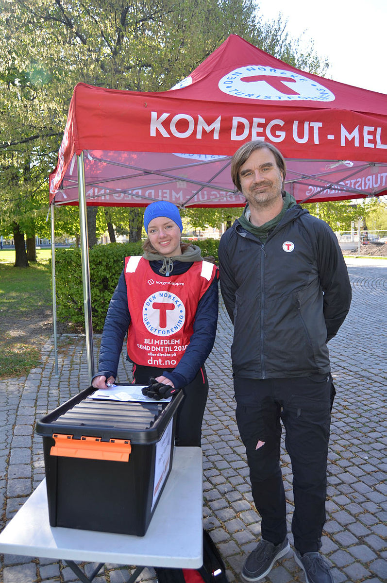 Daglig leder Simon Torgersen under Opptur 2019 sammen med jobbuke-elev Mathilde.