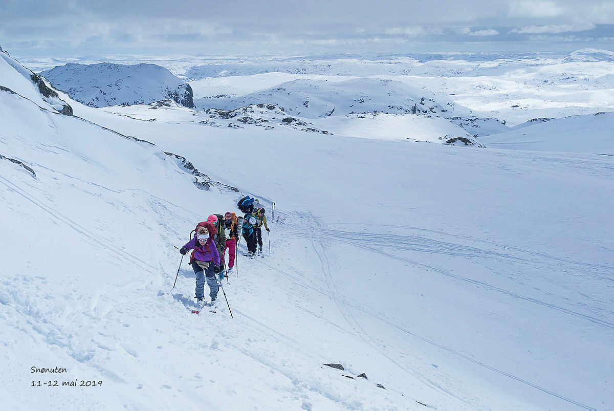 Nybegynnertur på randoneeski til Snønuten i Ryfylkeheiane. Skitur på perfekt vårskiføre.