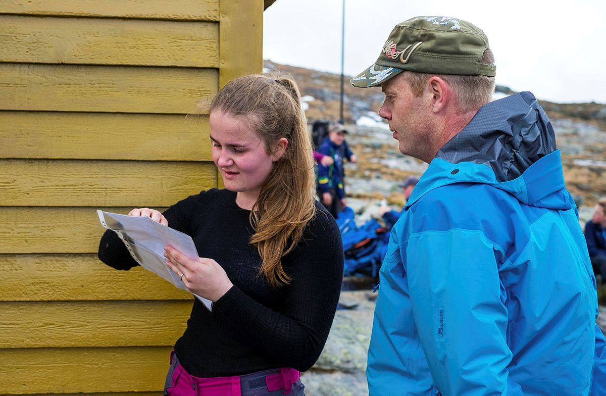 OPPPGAVE: Karina Bjordal viser lærer Marius Solberg hvor de er på kartet.