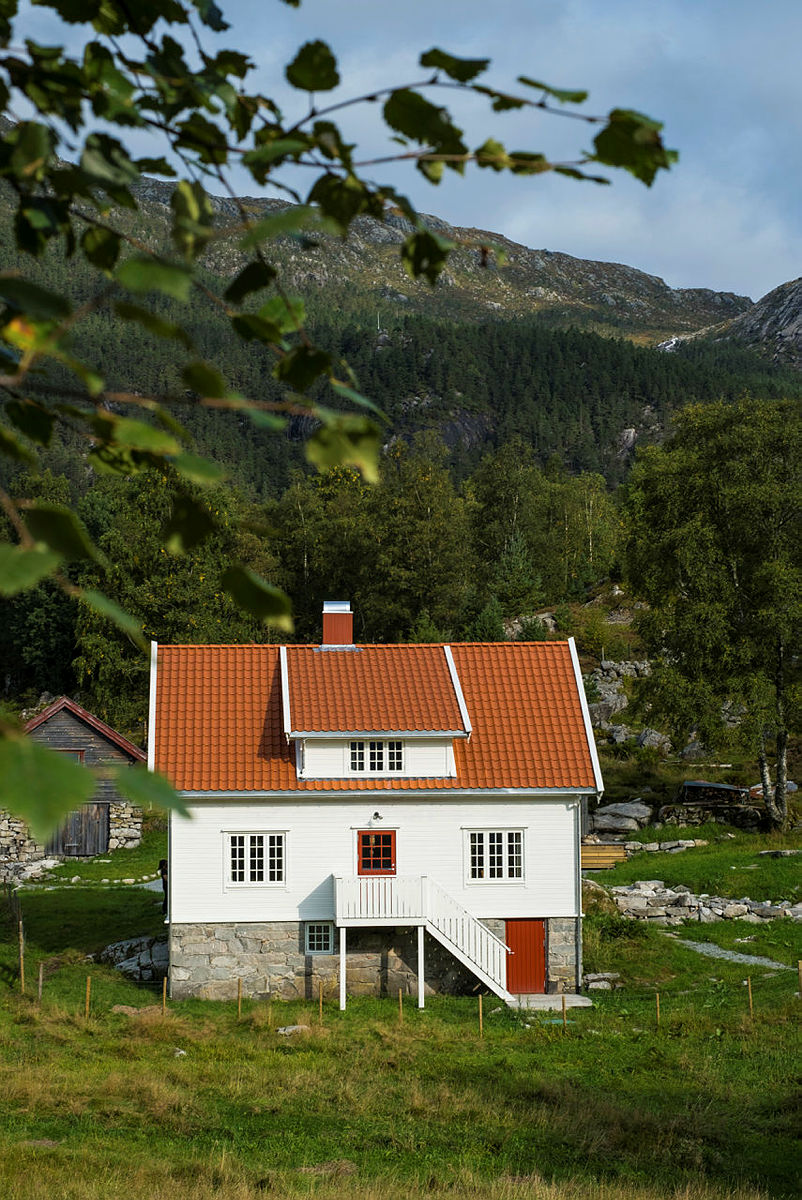 Ta turen til nyrestaurerte Bakken gard i Lysefjorden!