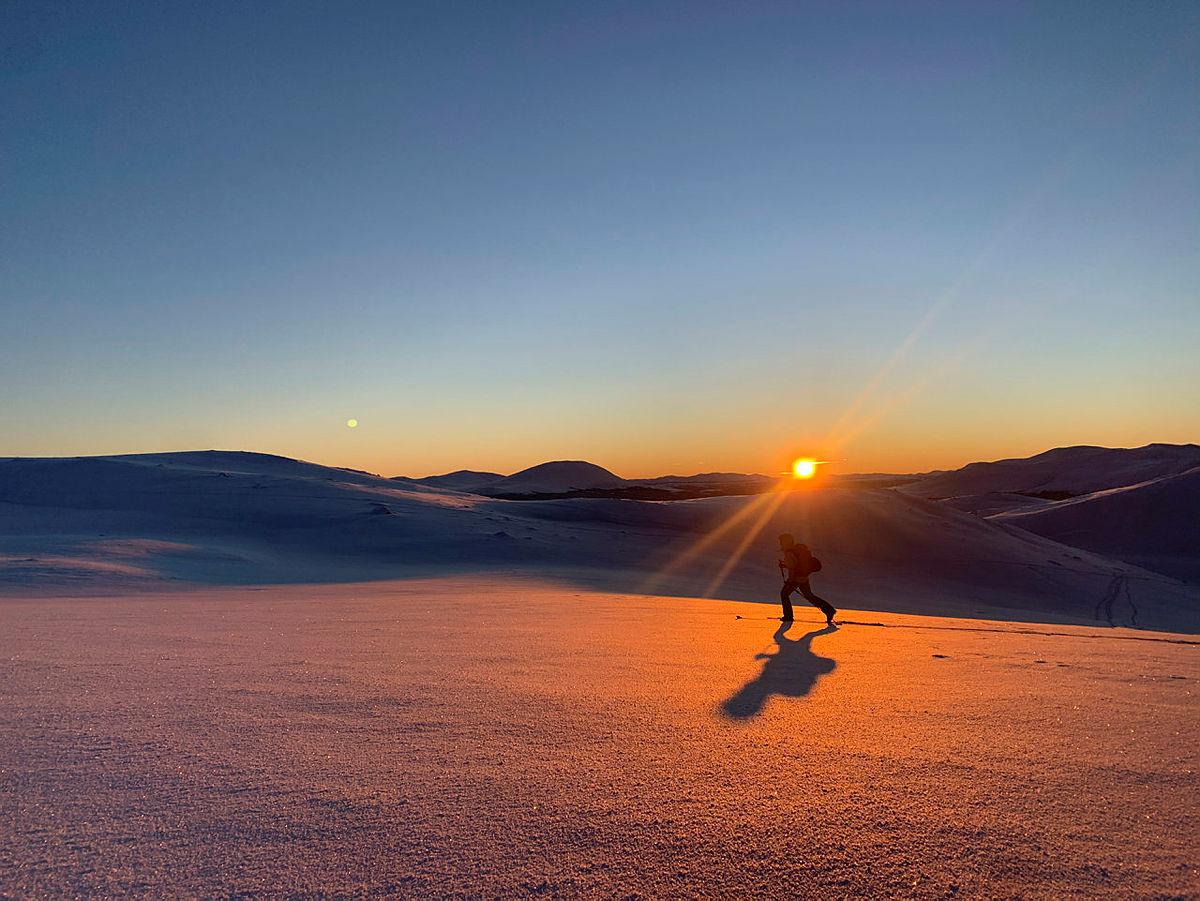 Bilder fra Trollhøe, 3. januar 2021. Trollhøe (1372 moh) er en ukjent perle plassert mellom fjellvannene Tesse og Lemonsjøen i Vågå Kommune. Turen opp er relativt lett, «passer for alle» samt tilgjengelig både sommer og vinter.