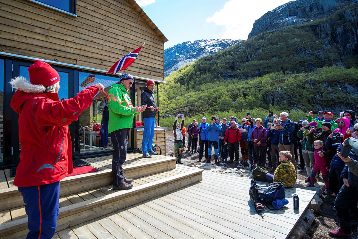 Åpningsfest for ny turisthytte i Viglesdalen i Ryfylkeheiene.