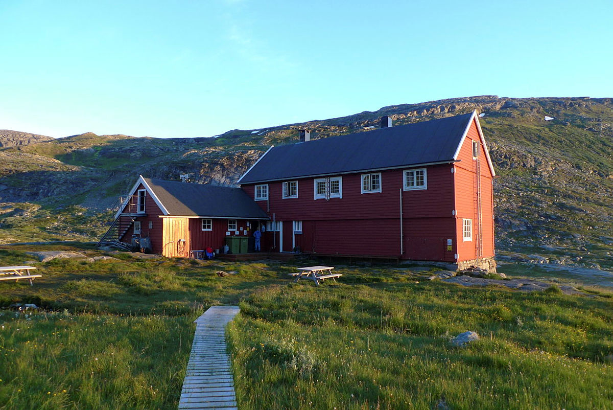 Stavali turisthytte, nå er hytten oppgradert og har fått solceller på taket, nytt kjøkken og oppgraderinger er gjort innvendig.