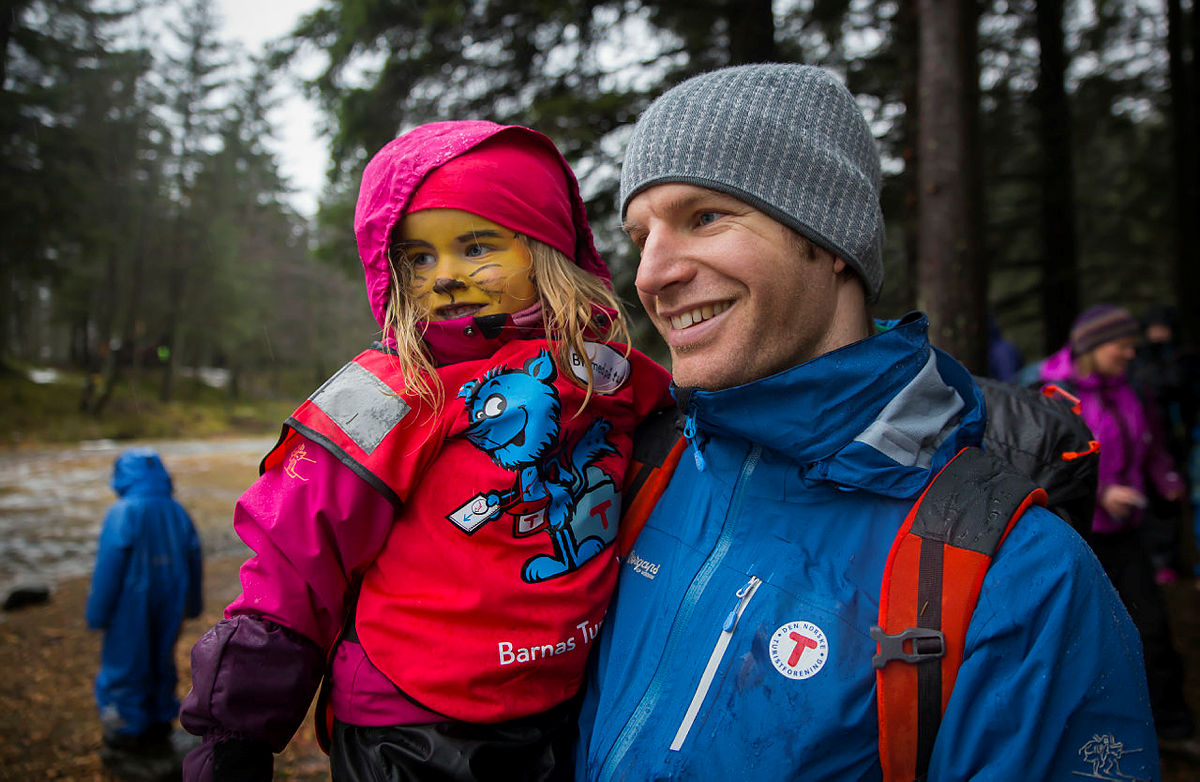 Bjørk (3) sammen med pappa Trond Kristian på Kom deg ut-dagen på Fløyen i Bergen.