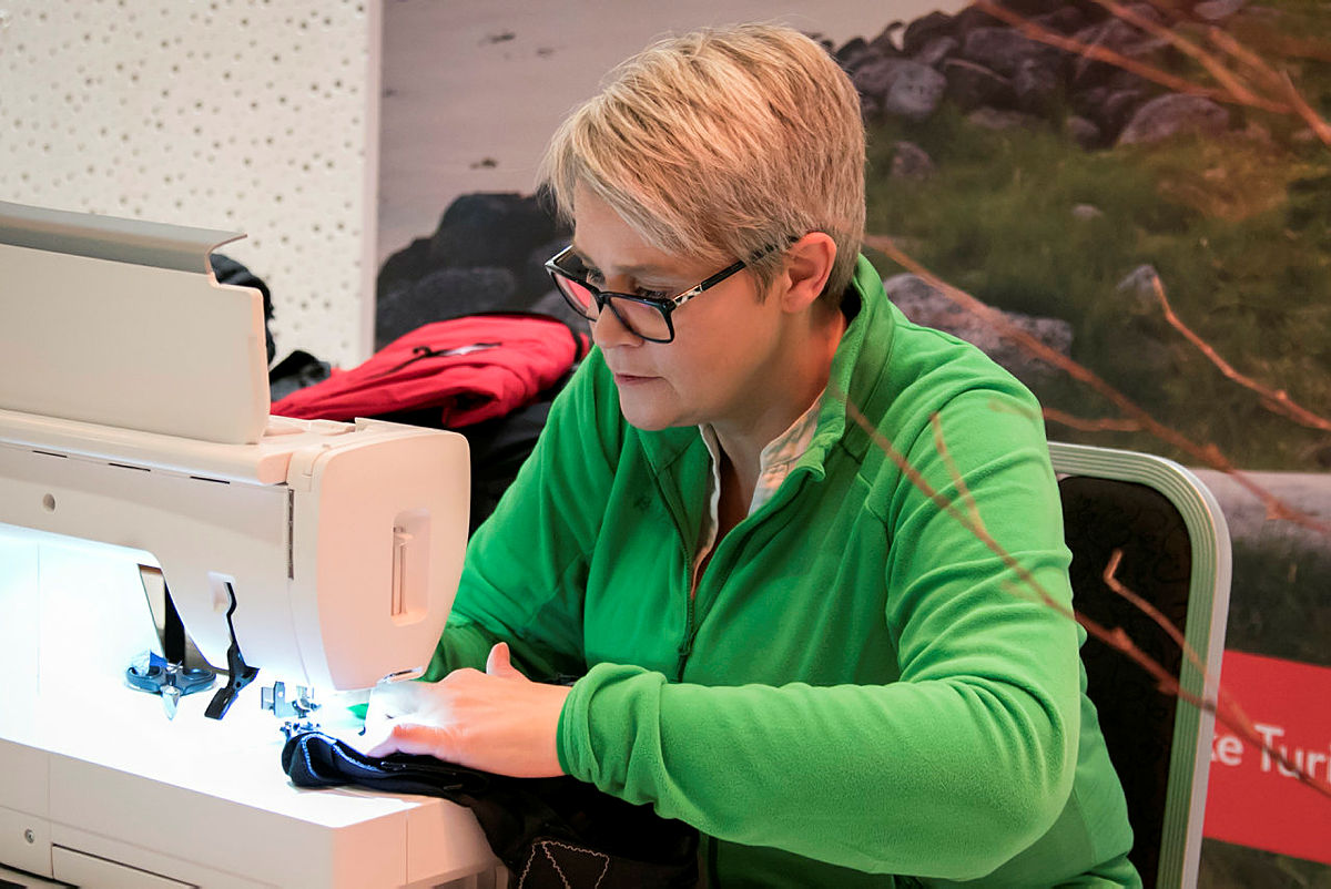 Anne i Bergans tok i mot og reparerte turtøy under hele konferansen.