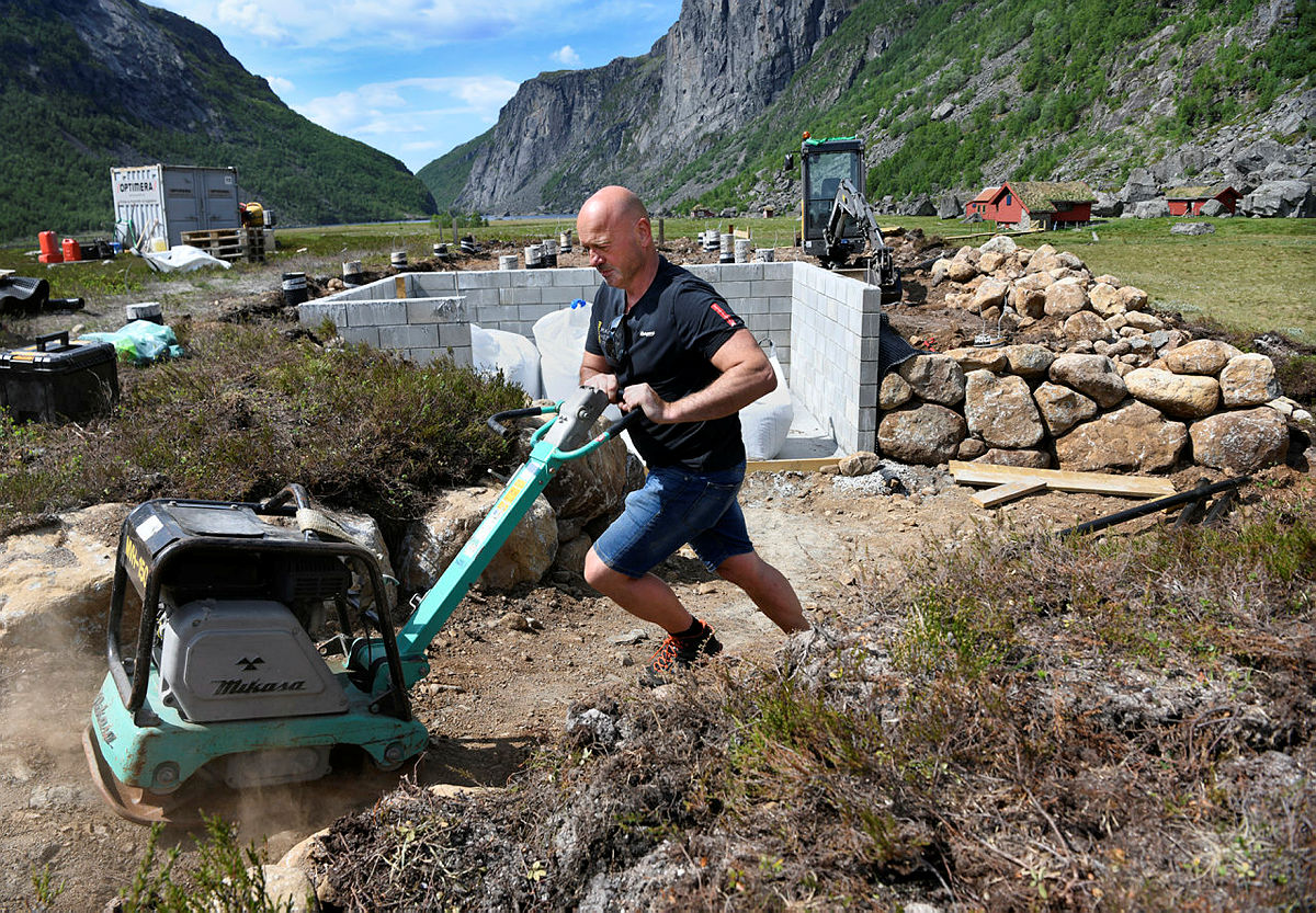 Lars Tore Serigstad og "hoppetussa" er godt i gang med den nye turisthytten i Viglesdalen.