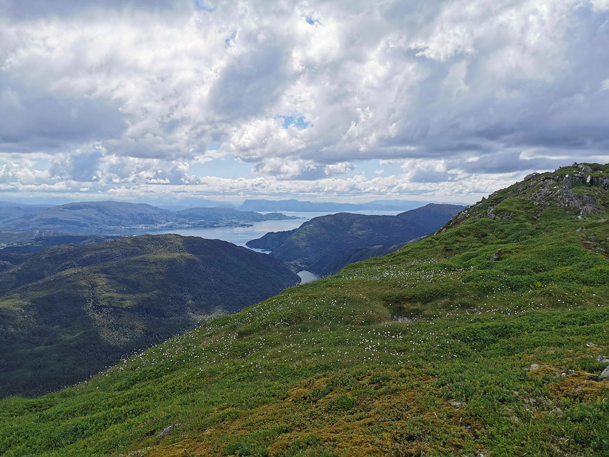 Nydelig utsikt underveis. Utsikt mot Fusa og Tysnes.