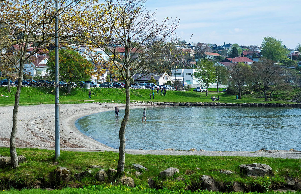 STRANDIDYLL: Sverd i fjell er et fint utgangspunkt for Madlasandnesturen. Her er det også mulig å kjøpe seg en is og nyte sola nå i sommerhalvåret.
