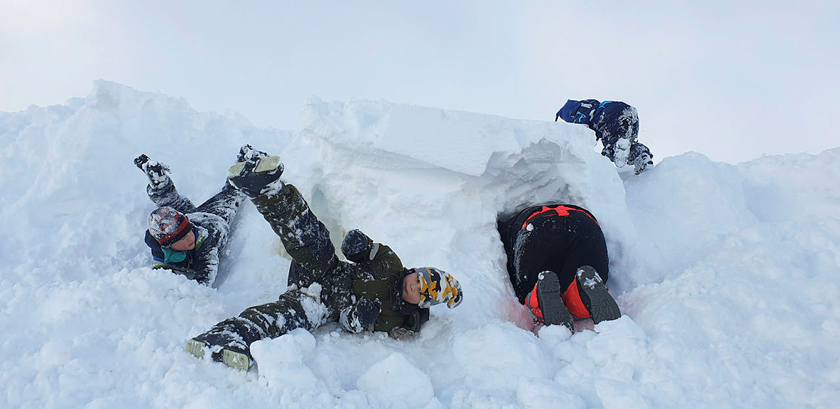 SNØHOLELEIK: Borna kosa seg i ei snørik skråning. Spøesmålet er om dei fann troll inne i snøholene?
