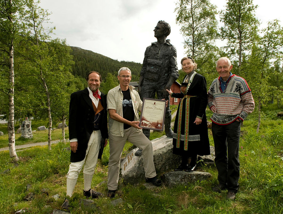 Luster turlag fikk den første Claus Helberg-prisen for arbeidet de har gjort med å sette i stand fjellgården Fuglesteg i Luster.
