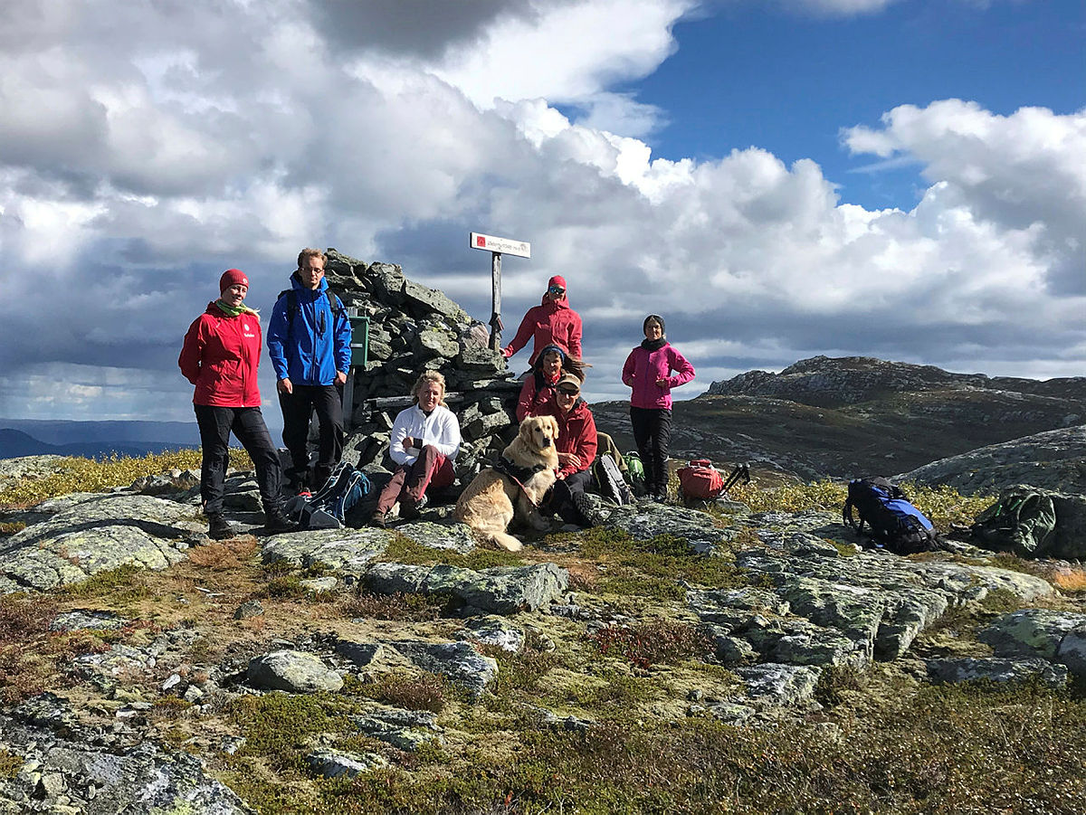 Vel fremme til Økteren. Helene Gundersen, Stian Bjørnflaten, Inger Line Hamre, Monte, Anne Aasheim, Bjørg Nes, Silje Lien Slåtta og May Steen.