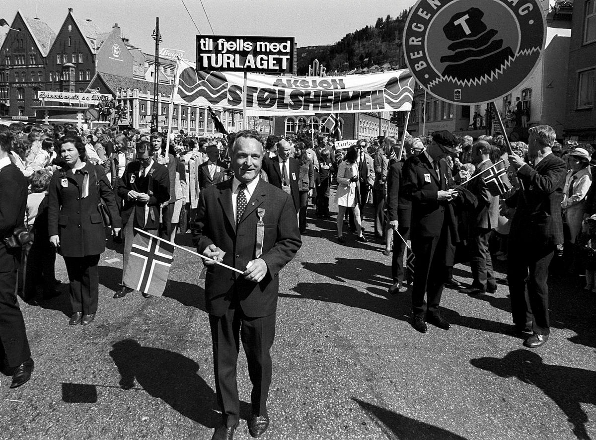 Medlemmer av Bergen Turlag og aksjon Stølsheimen protesterer mot utbygging av Steinslandsvassdraget i Stølsheimen i 17-maiprosesjonen i Bergen 1973. I forgrunnen Nils A. Sørensen.