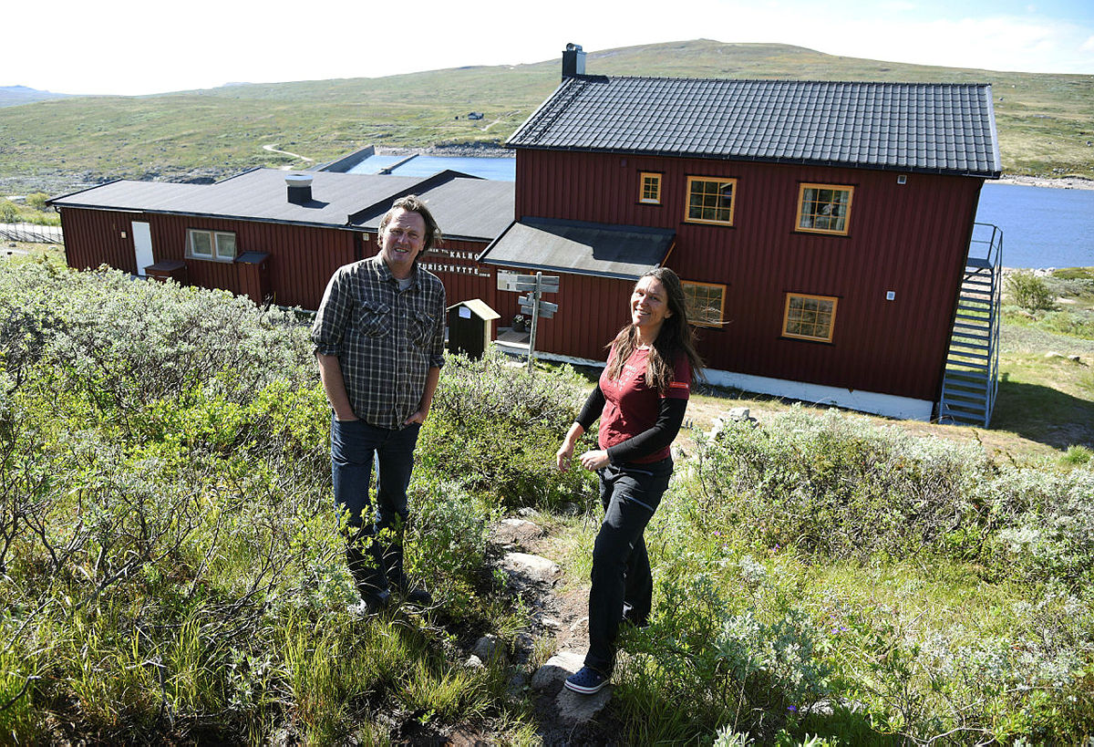 Kjersti og Petter på Kalhovd Turisthytte feirer hyttas 100 årsjubileum