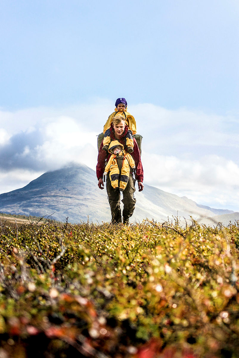 Hardangervidda, like nord for Rjukan med Gaustatoppen i bakgrunnen. Far, datter og sønn på telttur med hjemmesydd bæresele og dunposer.