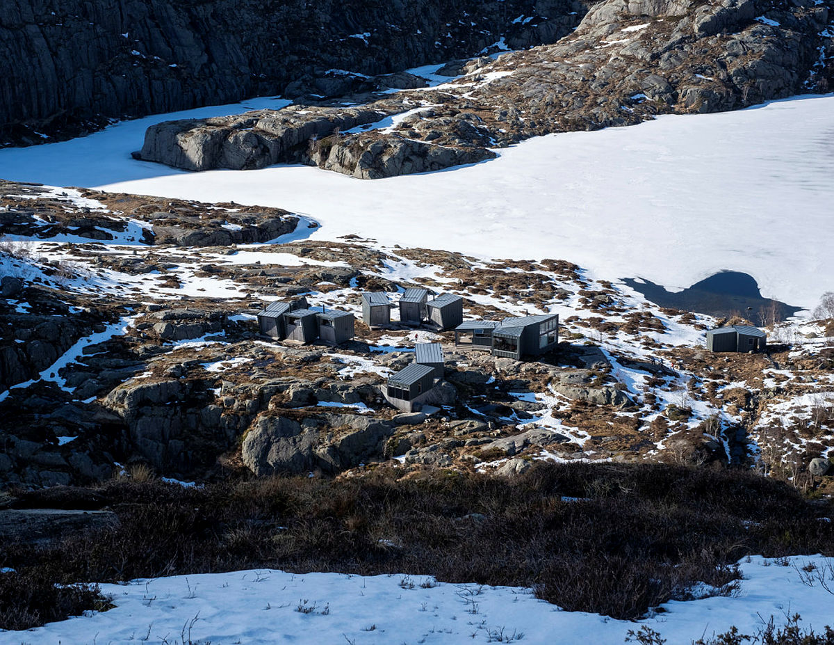 Skåpet. Litt snøflekker igjen rundt hytta, men stien er snøfri.