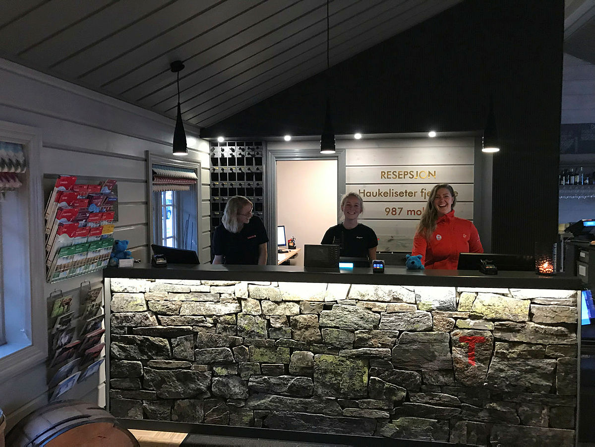 Haukeliseter Fjellstue. Ved veien og alltid åpen.