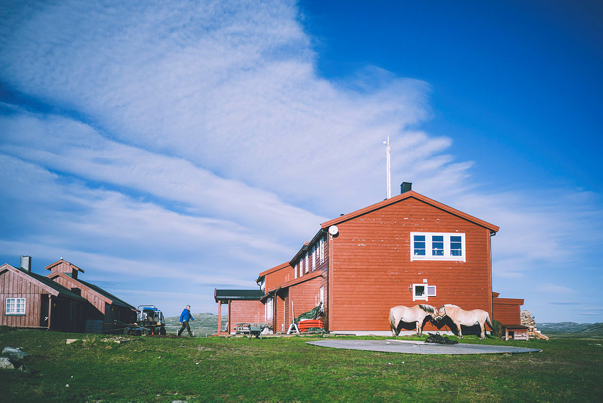 Vår betjente hytte Rauhelleren, på Hardangervidda