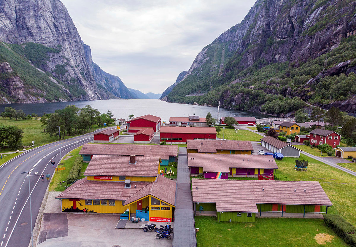 Lysefjorden Turisthytte i ny fargerik drakt anno 2021