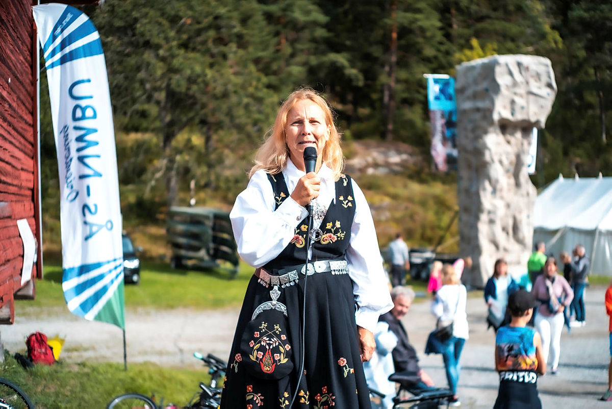 Bestyrer Marit Skjerven holder tale under åpningen av Breivoll Gård.