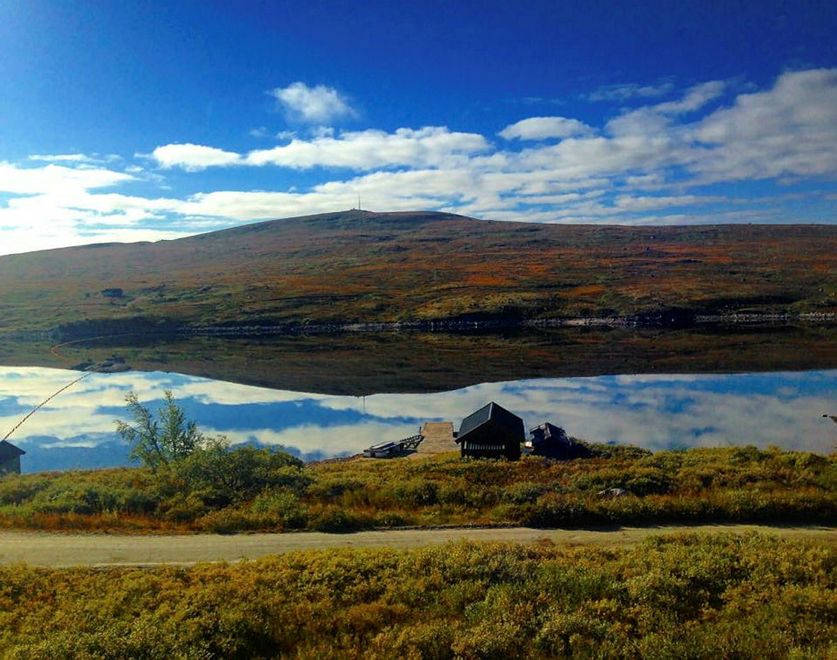 Vegarhovde speiler seg i Kalhovdfjorden