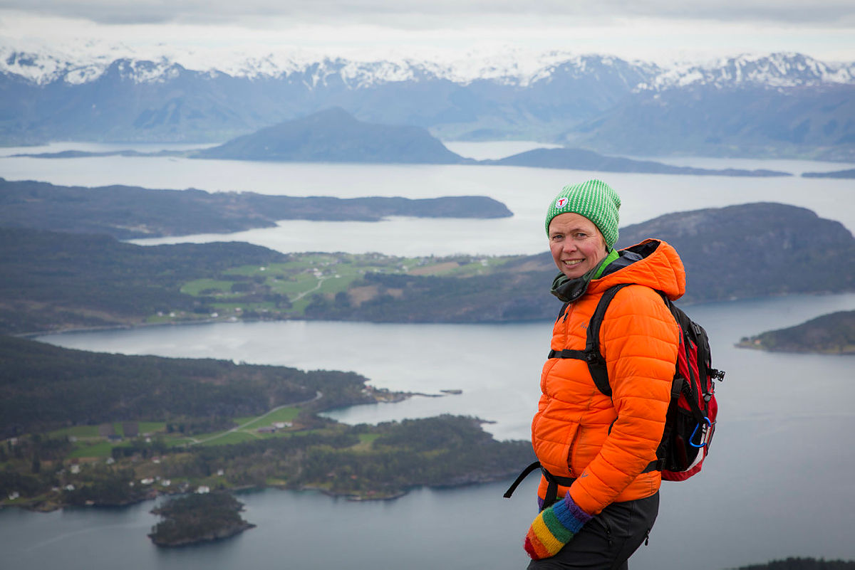 Rebekka Høgestøl på favorittfjellet hennes Hovlandsnuten på Tysnes.