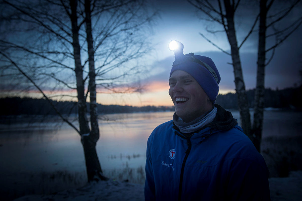 Stig Øystein Schmidt fra DNT Ung tar på seg hodelykta og går en tur i vintermørket.
